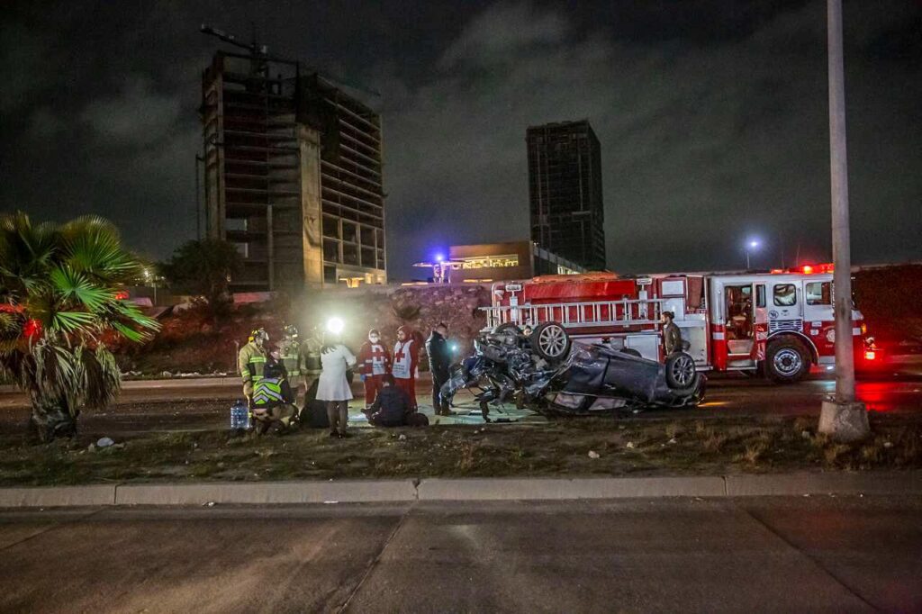 Conductor ebrio choca auto y derriba un poste - Infomedios